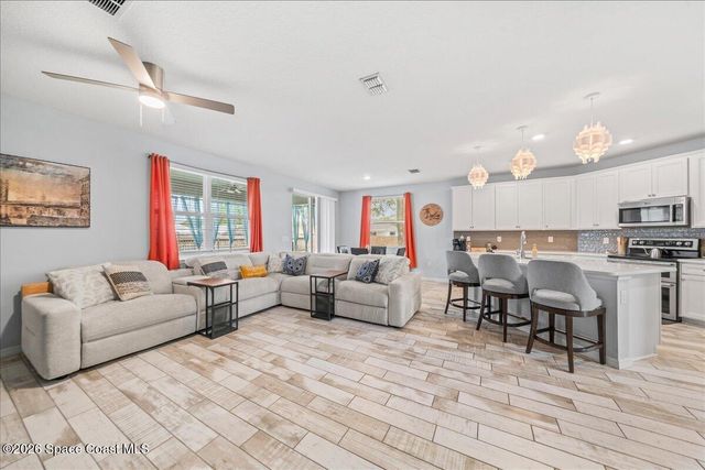 800 Lyons Circle NW, Palm Bay, FL 32907