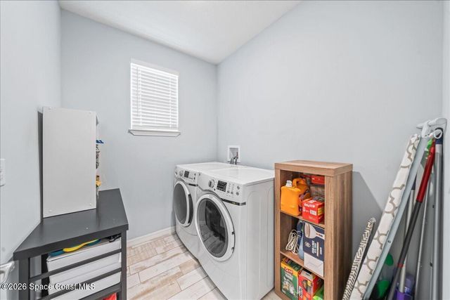 800 Lyons Circle NW, Palm Bay, FL 32907