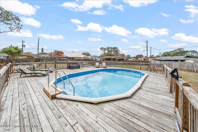 800 Lyons Circle NW, Palm Bay, FL 32907