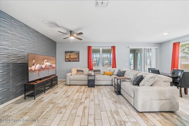 800 Lyons Circle NW, Palm Bay, FL 32907