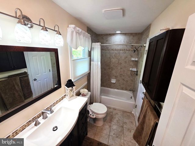 121 N HUNTER FORGE RD, Newark, DE 19713