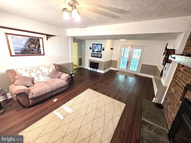 121 N HUNTER FORGE RD, Newark, DE 19713