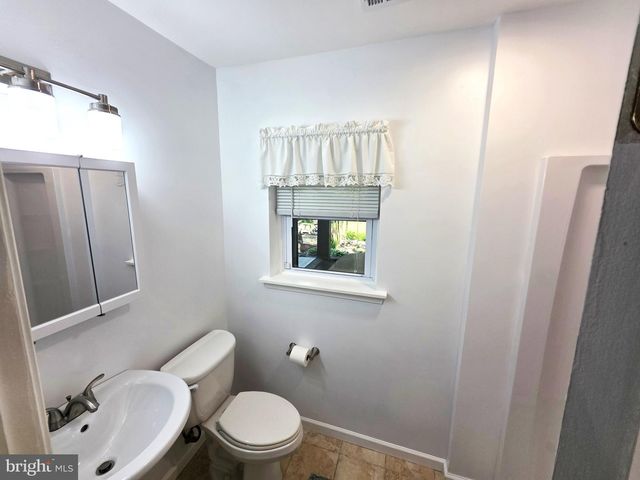 121 N HUNTER FORGE RD, Newark, DE 19713
