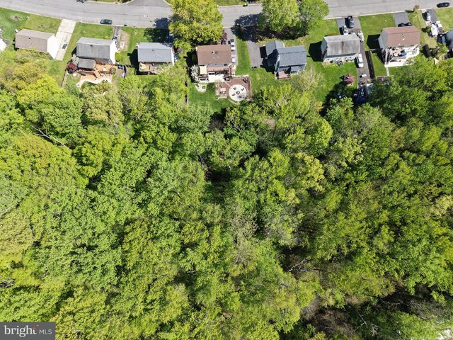121 N HUNTER FORGE RD, Newark, DE 19713