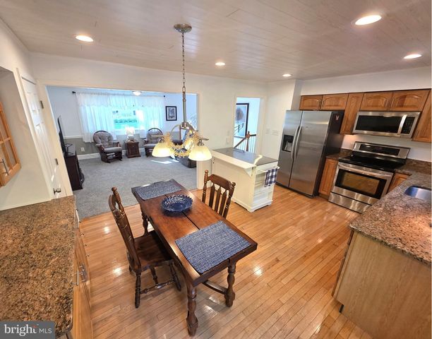 121 N HUNTER FORGE RD, Newark, DE 19713
