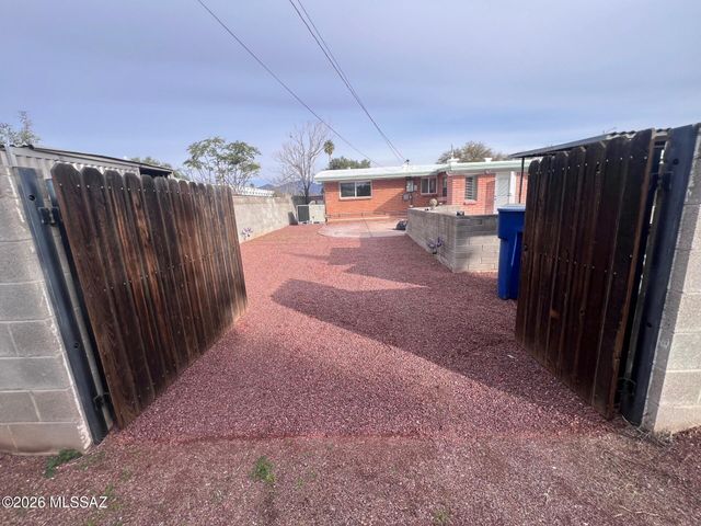 6808 E Koralee Street, Tucson, AZ 85710