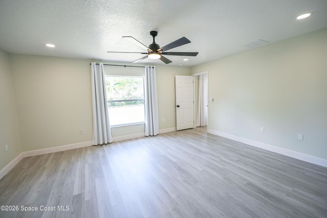 550 Brickell Street SE, Palm Bay, FL 32909