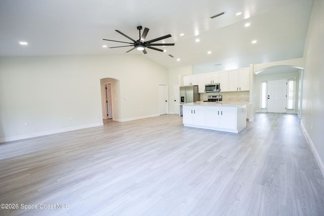 550 Brickell Street SE, Palm Bay, FL 32909