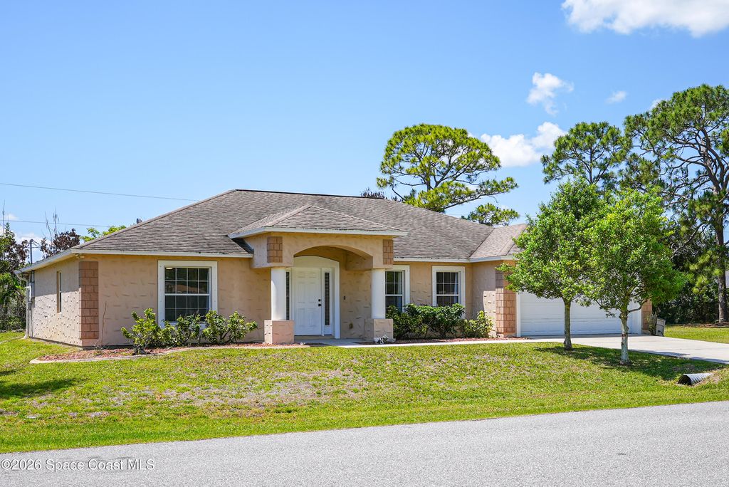 550 Brickell Street SE, Palm Bay, FL 32909