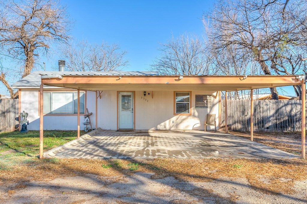 Image 4 of property listing at 2322 Fishermans Rd, San Angelo, TX 76904