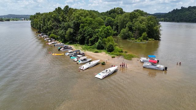 1434 S River Front Dr, Clifton, TN 38425