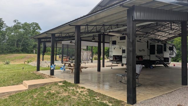 1434 S River Front Dr, Clifton, TN 38425