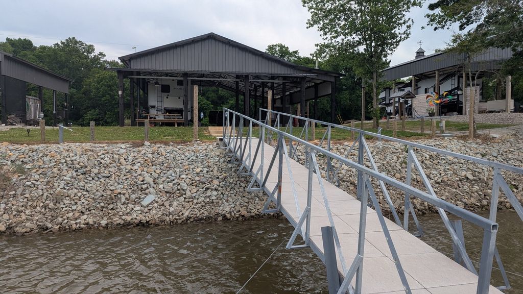 1434 S River Front Dr, Clifton, TN 38425