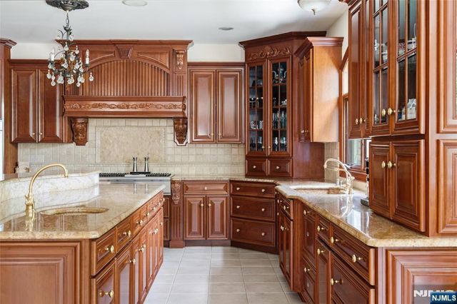 1 Wimbledon Court, Cedar Grove, NJ 07009
