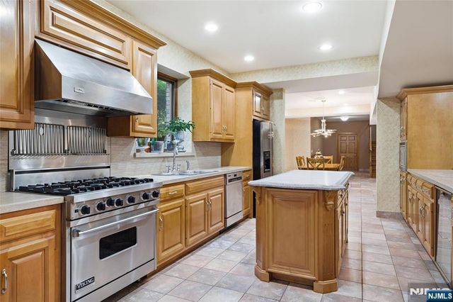 1 Wimbledon Court, Cedar Grove, NJ 07009