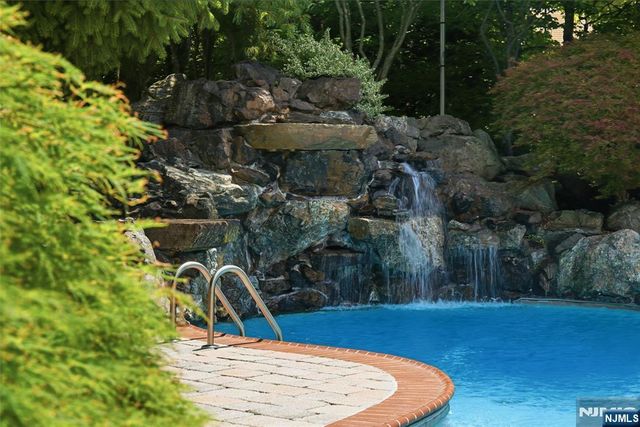 1 Wimbledon Court, Cedar Grove, NJ 07009