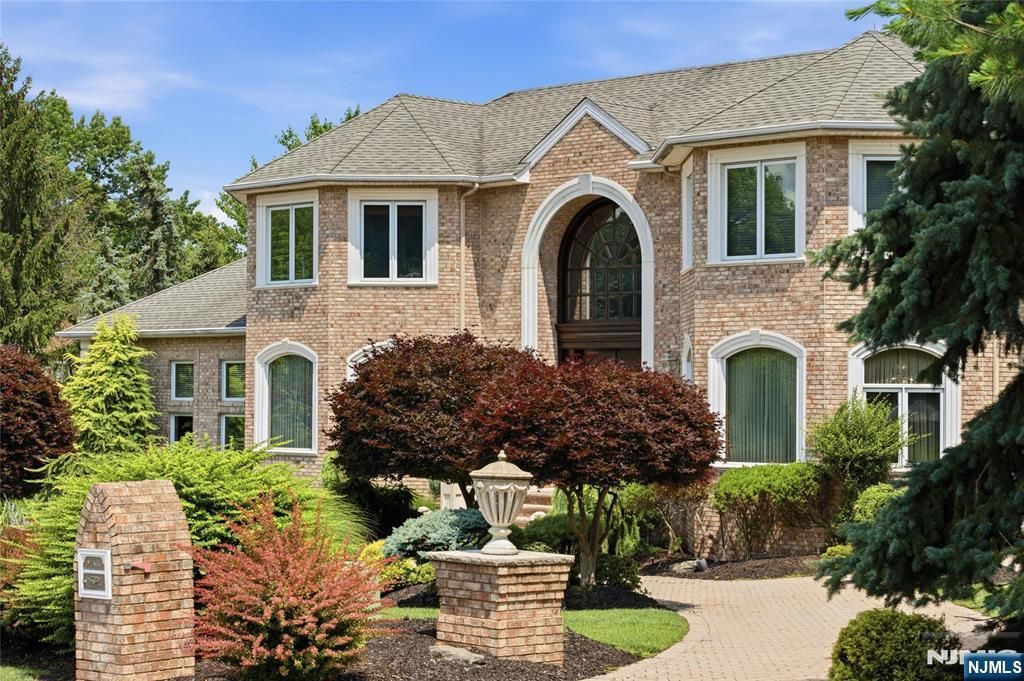 1 Wimbledon Court, Cedar Grove, NJ 07009