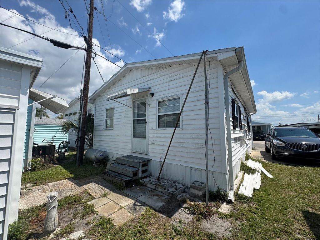 Image 4 of property listing at 2049 CHAMPION STREET, Sarasota, FL 34231