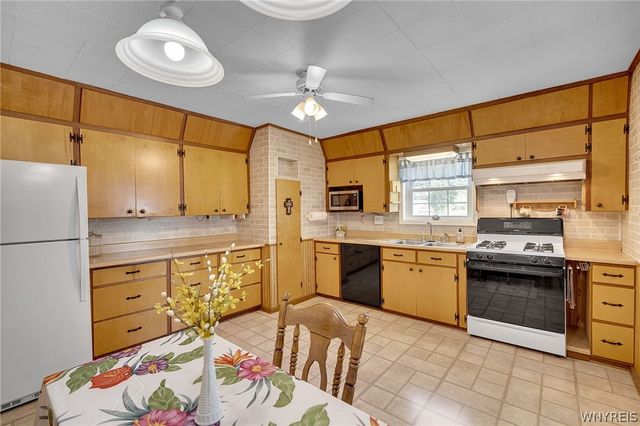 6887 Walmore Road, Wheatfield, NY 14304