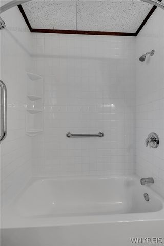 6887 Walmore Road, Wheatfield, NY 14304