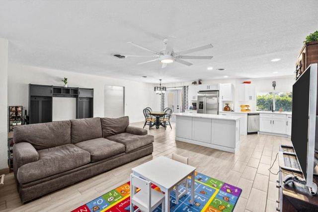 907 Antigua Avenue, Fort Pierce, FL 34982