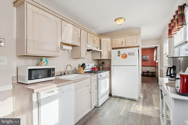 21 PAUL RD, Maple Shade, NJ 08052