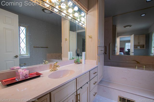 2800 Homewood Drive, Troy, MI 48098