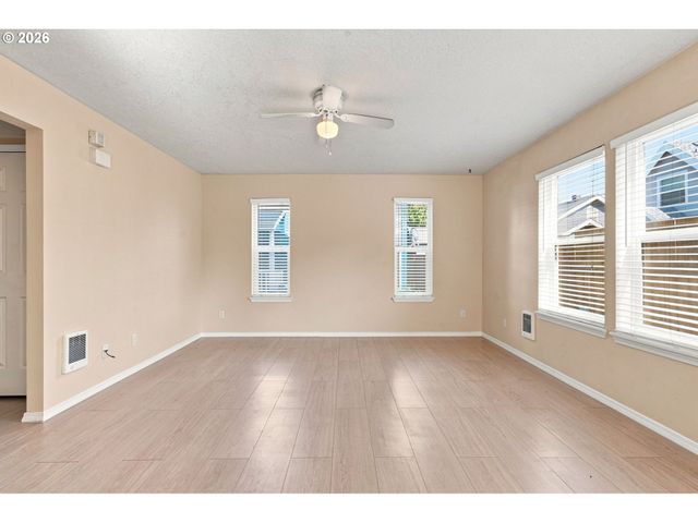 512 Ne ROSELAWN St, Portland, OR 97211