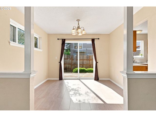 512 Ne ROSELAWN St, Portland, OR 97211