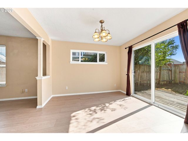 512 Ne ROSELAWN St, Portland, OR 97211