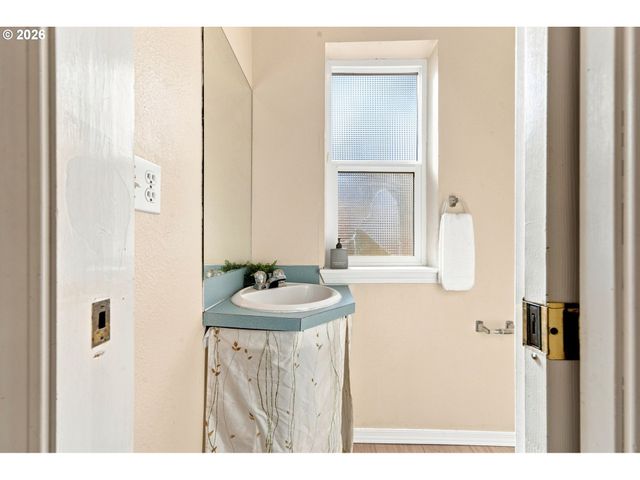512 Ne ROSELAWN St, Portland, OR 97211