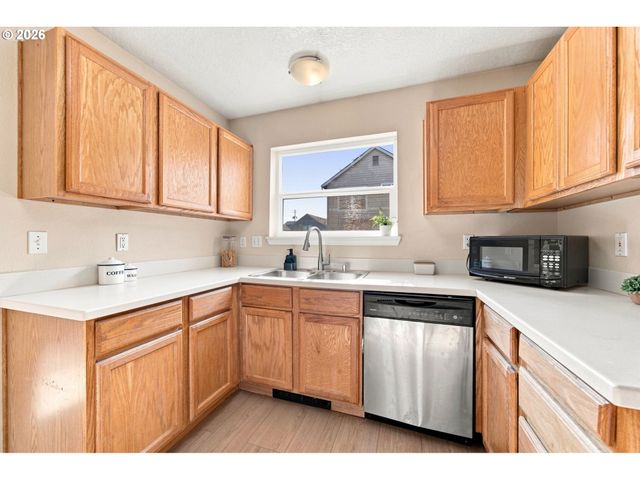 512 Ne ROSELAWN St, Portland, OR 97211