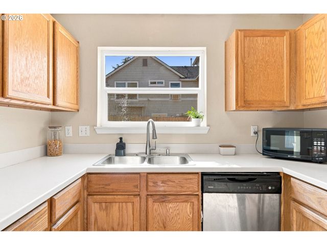 512 Ne ROSELAWN St, Portland, OR 97211
