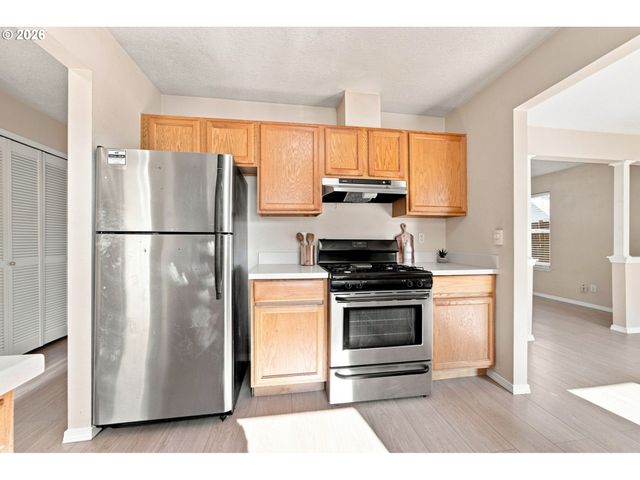 512 Ne ROSELAWN St, Portland, OR 97211