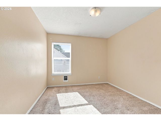 512 Ne ROSELAWN St, Portland, OR 97211