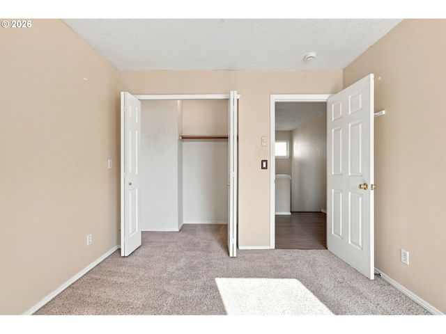 512 Ne ROSELAWN St, Portland, OR 97211