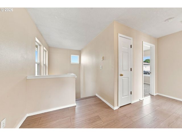 512 Ne ROSELAWN St, Portland, OR 97211