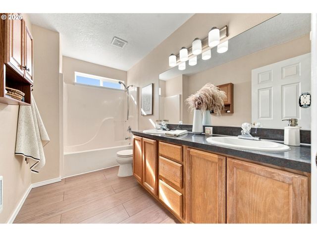 512 Ne ROSELAWN St, Portland, OR 97211