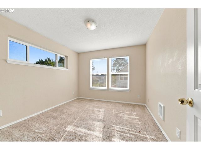 512 Ne ROSELAWN St, Portland, OR 97211