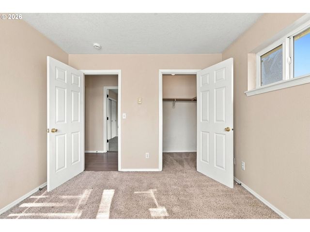 512 Ne ROSELAWN St, Portland, OR 97211