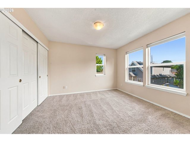 512 Ne ROSELAWN St, Portland, OR 97211