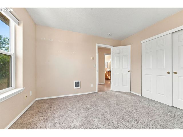 512 Ne ROSELAWN St, Portland, OR 97211