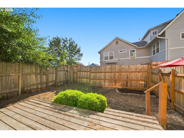 512 Ne ROSELAWN St, Portland, OR 97211