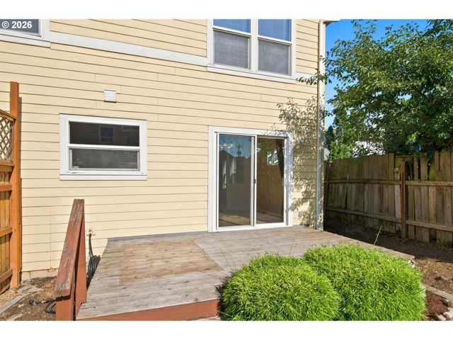512 Ne ROSELAWN St, Portland, OR 97211