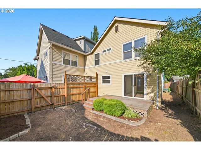 512 Ne ROSELAWN St, Portland, OR 97211