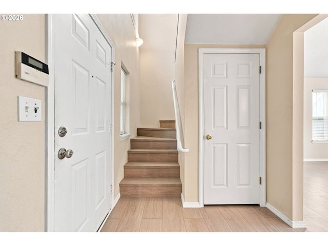 512 Ne ROSELAWN St, Portland, OR 97211