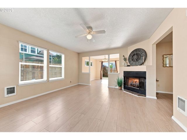 512 Ne ROSELAWN St, Portland, OR 97211