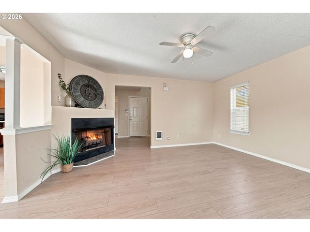 512 Ne ROSELAWN St, Portland, OR 97211
