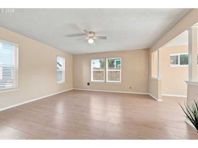 512 Ne ROSELAWN St, Portland, OR 97211