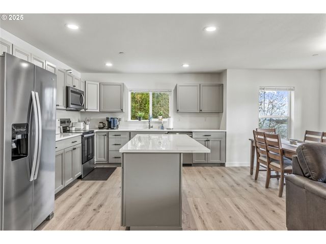 572 COLUMBIA St, Cathlamet, WA 98612